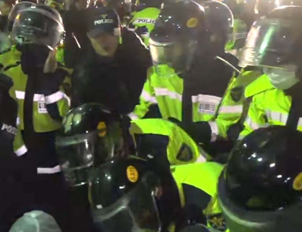 Juzna%20Koreja%20protest%20Prtscr%20YT